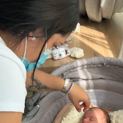 Betzabeth Vásquez fotografiando a un bebé recién nacido en su cuna