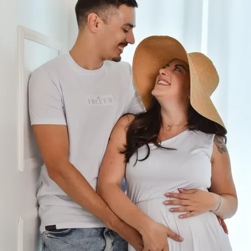 Pareja esperando a su bebé en sesión de maternidad en Zaragoza