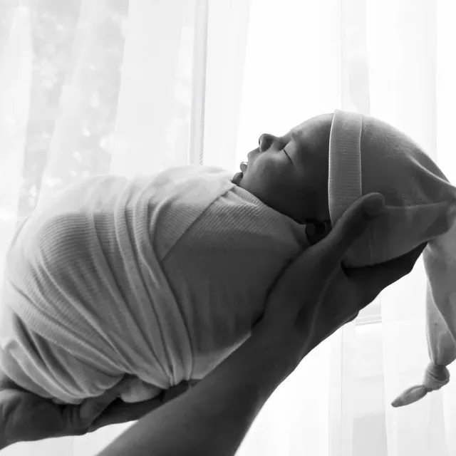 Newborn · detalle manos